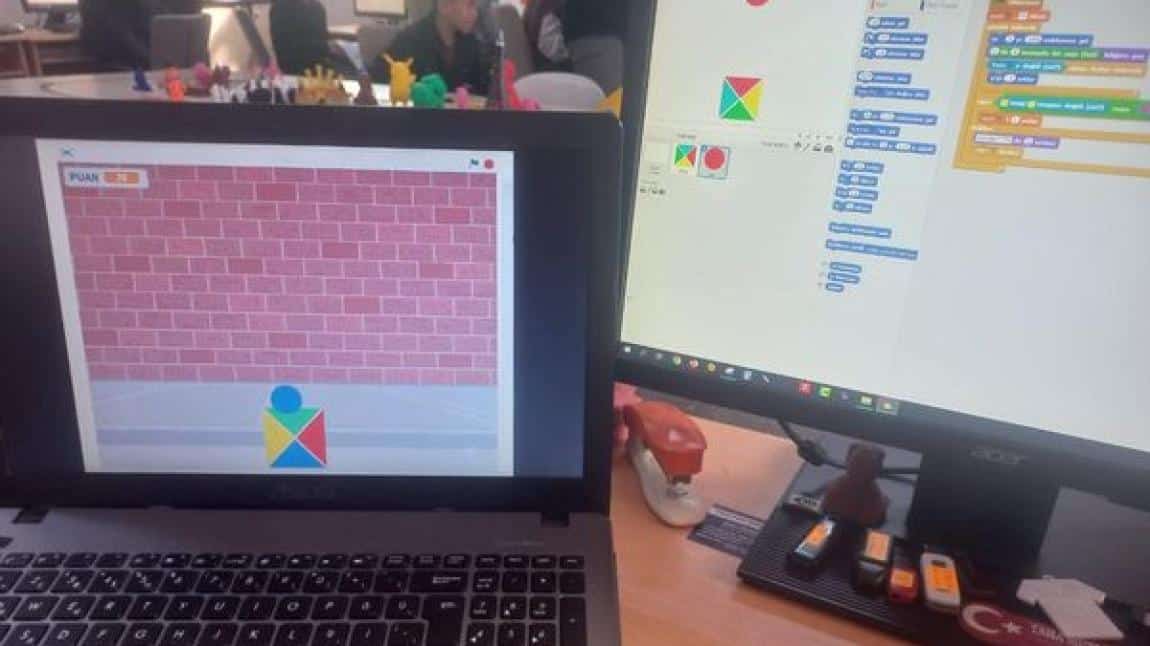 6.sınıflar Bilişim Teknolojileri ve Yazılım dersinde, scratch kodlama ile renk eşleştirme oyunu yaptılar.