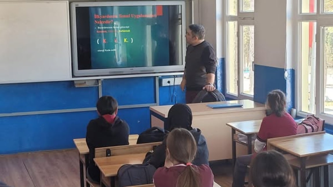 Atabey Toplum Sağlığı Personeli Doktor Şah İsmail Doğan Tarafından 7/b Sınıfı Öğrencilerine İlk Yardım Eğitimi Verdi.